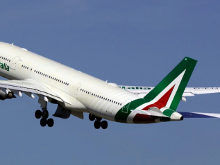 Alitalia, il governo getta la spugna