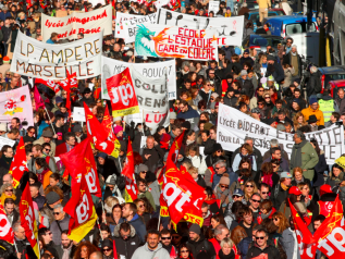 Pensioni: il paese è nel caos. Manomessa rete: blackout per 90 mila case