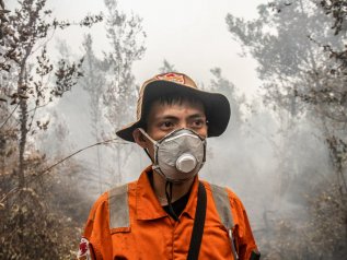 C’è un altro paese che brucia. Ma il clima non c’entra...