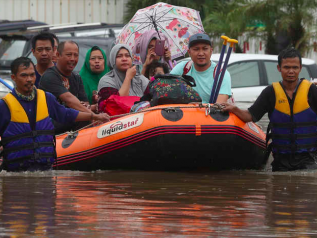 Giacarta sotto 3 metri d’acqua