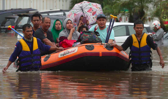 Giacarta sotto 3 metri d’acqua