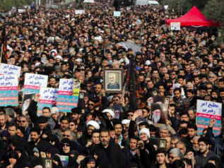 In migliaia in piazza a Teheran contro gli Usa: “Preparate le bare”
