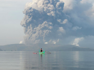 Il vulcano Taal fa paura: evacuazione totale