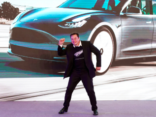 Tesla non si ferma più: il titolo vola