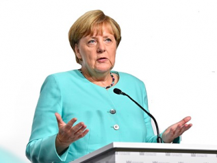 Merkel: “Il Covid-19 potrebbe infettare il 60-70% della popolazione”