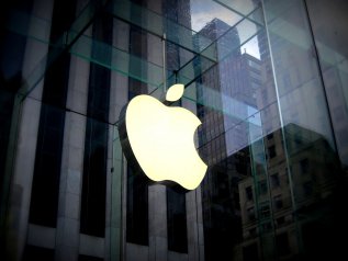 Covid-19, Apple chiude tutti i negozi nel mondo. Ma li riapre in Cina 
