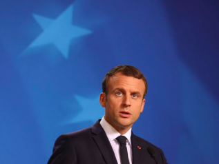 Macron: “Siamo in guerra”