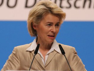 Ursula von der Leyen: “Aspettate a prenotare le ferie estive”