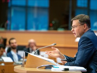 Dombrovskis: “Servono 1.500 mld. Anche con gli Eurobond”