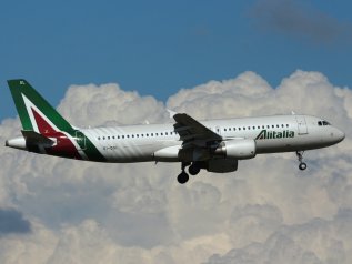 La crisi di Alitalia è scritta nei conti. Occorre tagliare i costi