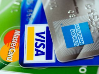 Stop dall'UE sui costi extra addebitati nei pagamenti con carte di credito