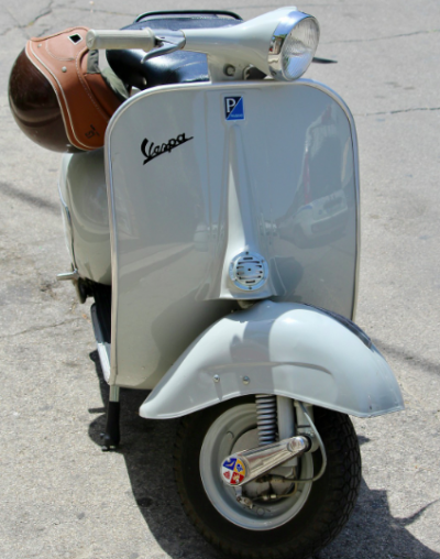 L’Ue blocca uno scooter cinese: “Troppo simile alla Vespa”