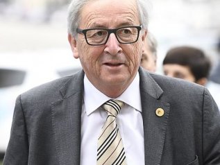 Juncker: “Sì alla proposta franco-tedesca sul Recovery Fund da 500 mld”