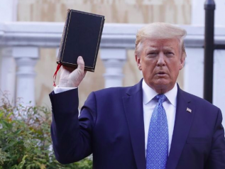 Trump sul sagrato tra Bibbia e forze armate