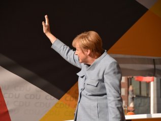Merkel: “I danni del Covid-19 non derivano dalla cattiva politica”