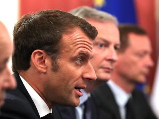 L’idea di Macron: dimettersi e farsi rieleggere