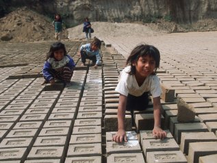 Milioni di bambini spinti al lavoro minorile