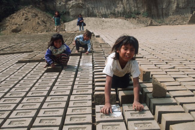 Milioni di bambini spinti al lavoro minorile