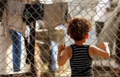 Lesbo, viaggio all’inferno dove i bambini cercano il suicidio