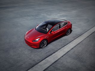 Auto, Tesla supera Toyota
