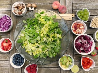 Frutta e verdura, microplastiche: ne mangiamo 10 micron al giorno 