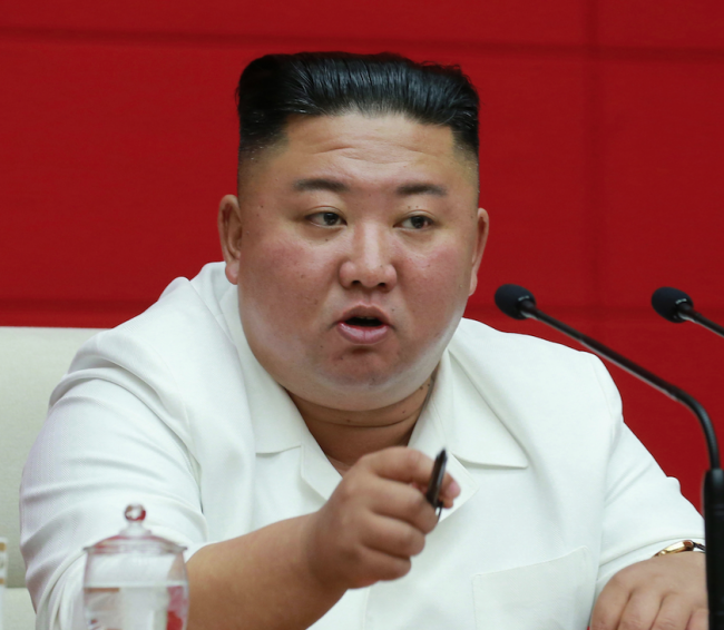 Kim Jong-un riappare in pubblico dopo le voci che lo davano in coma