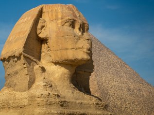 Al Sisi costruisce due autostrade tra le piramidi