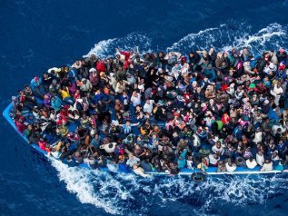 Bruxelles rivoluziona la politica sui migranti. Ma è un mezzo passo avanti