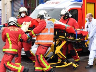 Parigi, attacco vicino all’ex sede di Charlie Hebdo