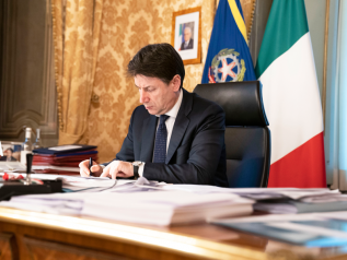 Conte ‘resiste’ alle Regioni e firma il Dpcm nella notte