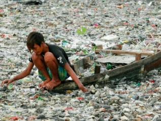 Plastica, l'invenzione miracolosa che ora minaccia il nostro pianeta