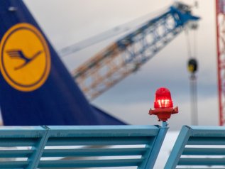 Lufthansa, persi 2 miliardi in 3 mesi