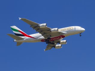 Primo rosso da 30 anni per Emirates