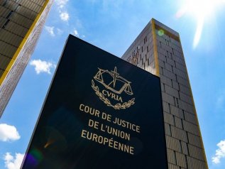 Corte europea: “Erogare gli assegni ai familiari degli extracomunitari”