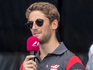 F1, Haas spezzata in due: Grosjean si salva tra le fiamme