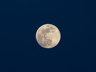 Sarà la Luna a liberare la Terra dall’energia fossile?