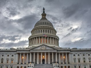 Sostenitori di Trump assaltano il Campidoglio di Washington. Armi in aula