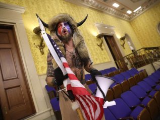 Lo sciamano italoamericano che ha guidato l’assalto al Congresso