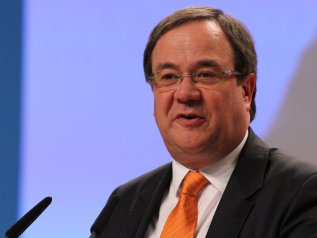 Il neo presidente della Cdu è un europeista fedelissimo di Merkel