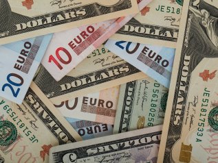 L’Ue si muove per ridurre il “dominio del dollaro”?