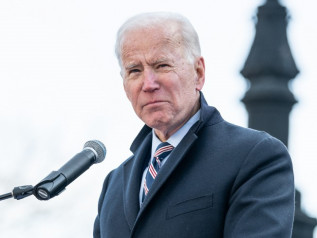 Biden decreta l’obbligo di mascherina e lo stop al muro con il Messico