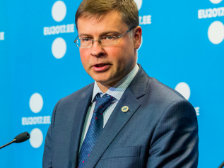 Dombrovskis, occorre mantenere una politica di bilancio responsabile