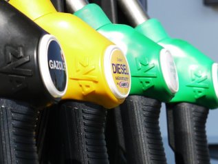 Rincari carburanti, stangata da 190 euro a famiglia