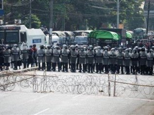 Birmania, la polizia spara con proiettili veri: 18 manifestanti uccisi