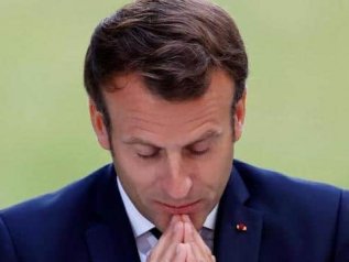 Ospedali pieni e contagi in aumento. Macron sotto accusa