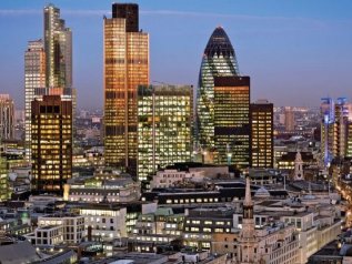 Uffici vuoti, recessione e case piccole: a Londra è fuga in periferia