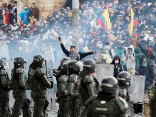 La polizia spara sui manifestanti