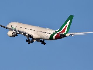 Mini-Alitalia, flotta ridotta e taglio del 50% dei dipendenti