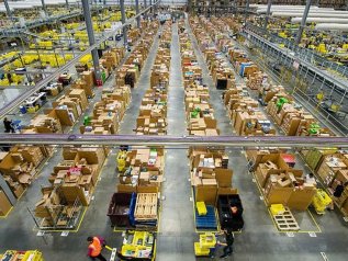 Amazon è il simbolo dello spreco. Ed è solo la punta dell’iceberg