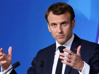 Macron si difende dai no-vax: “La tecnologia mRna è francese”